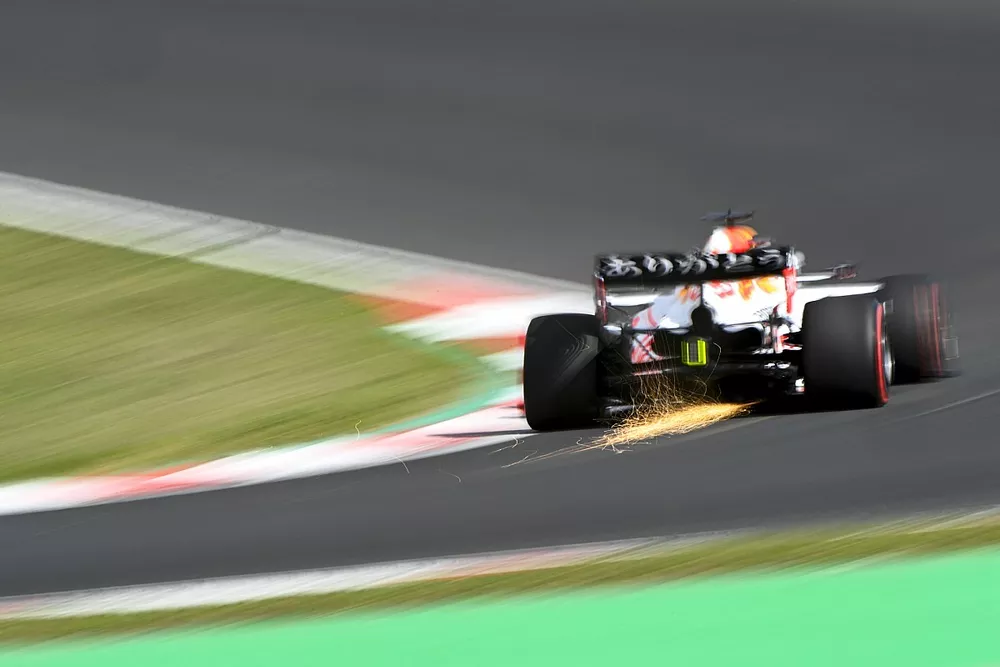 Vonken schieten omhoog van Max Verstappen, Red Bull Racing RB16B