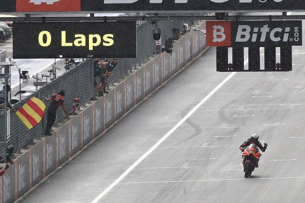 Ganador Brad Binder, Red Bull KTM Factory Racing cruza la meta