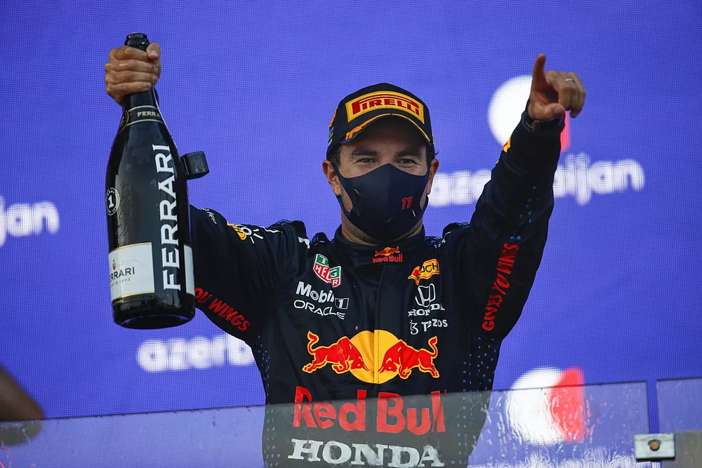 Podio: ganador de la carrera Sergio P&eacute;rez, Red Bull Racing