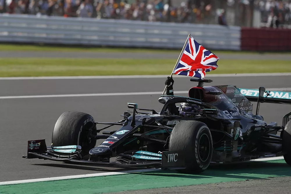 Le vainqueur Lewis Hamilton, Mercedes W12, avec le drapeau de la Grande-Bretagne, l'Union Jack