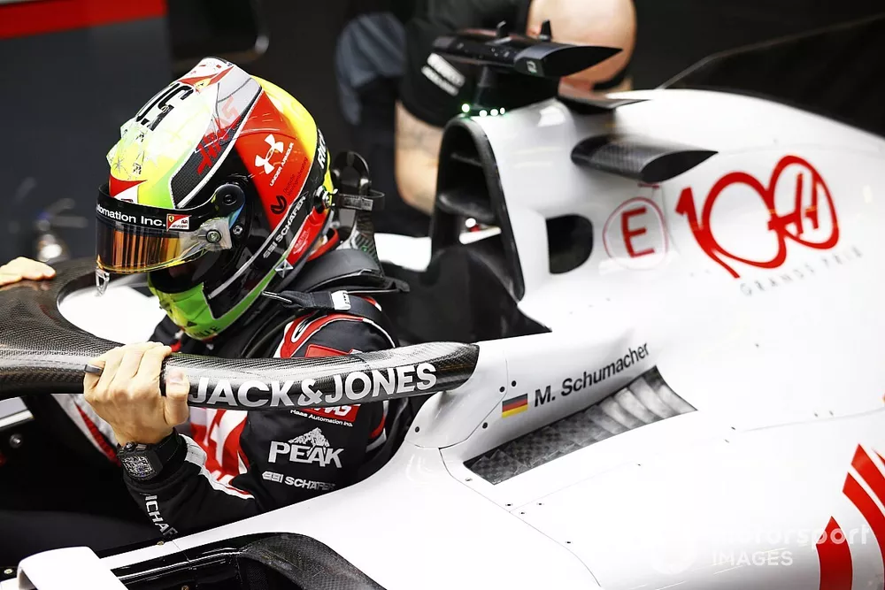 Mick Schumacher, Haas VF-20, entra nel suo cockpit