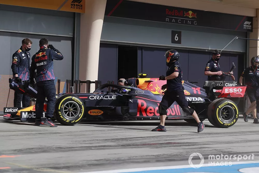 Sergio Pérez, Red Bull Racing RB16B, en pit lane