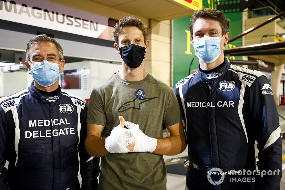 Romain Grosjean, Haas F1 se re&uacute;ne con el doctor Ian Robert y el piloto del coche m&eacute;dico Alan van der Merwe que lo asisti&oacute; en su accidente