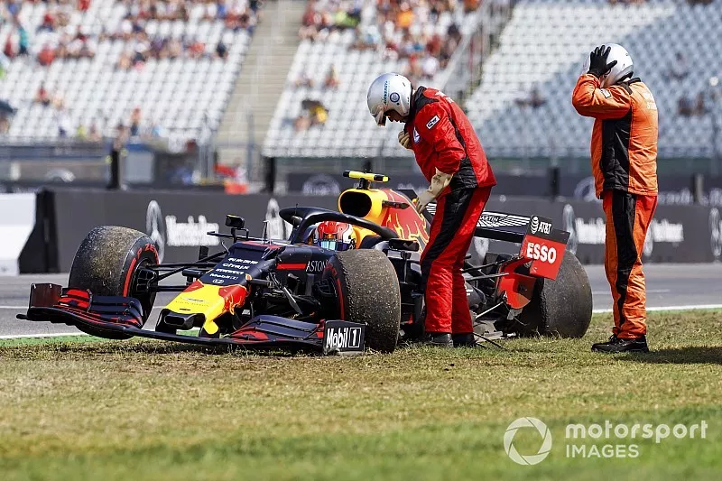 Les commissaires viennent au secours de Pierre Gasly, Red Bull Racing RB15, après son accident en EL2  
