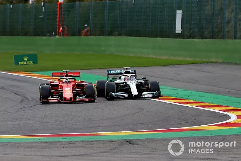Sebastian Vettel, Ferrari SF90, devant Lewis Hamilton, Mercedes AMG F1 W10