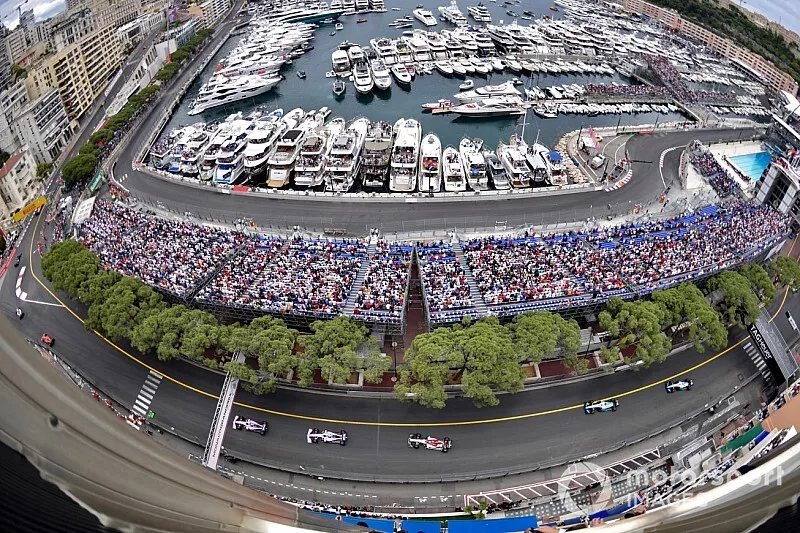 Lance Stroll, Racing Point RP19, devant Sergio Perez, Racing Point RP19, et Kimi Raikkonen, Alfa Romeo Racing C38