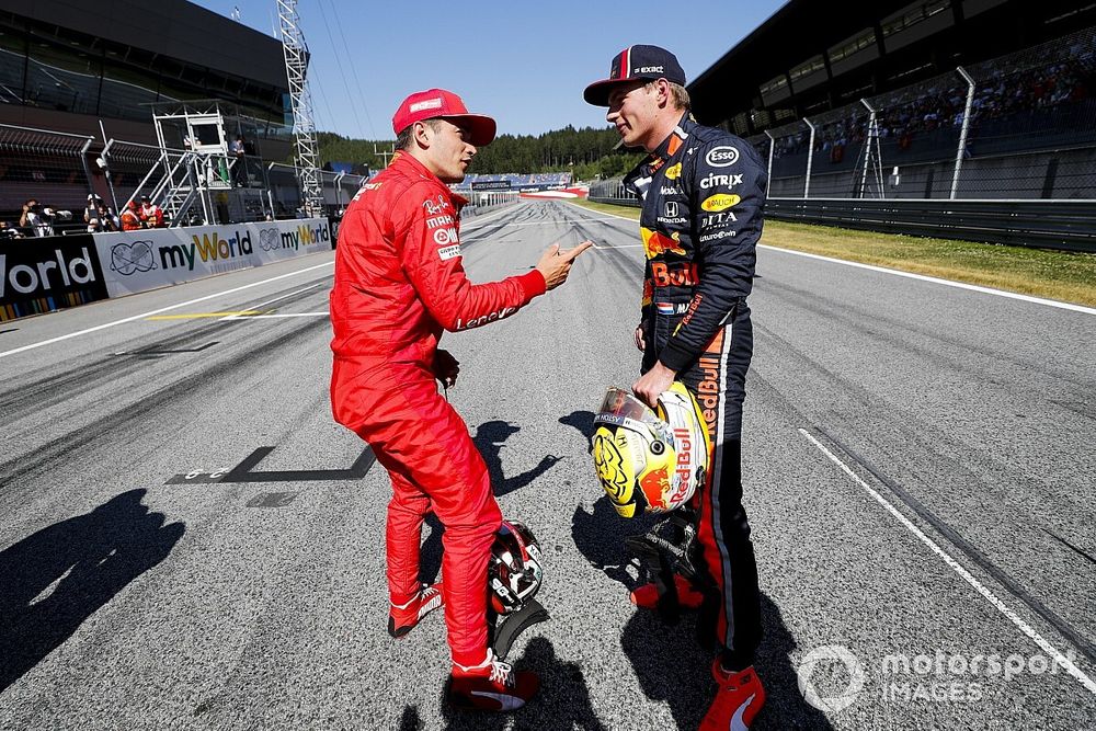 Ganador de la pole Charles Leclerc, Ferrari, con Max Verstappen, Red Bull Racing segundo