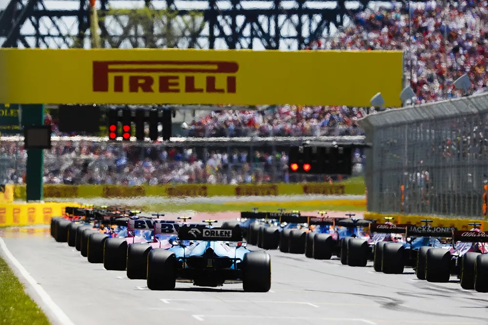 Robert Kubica, Williams FW42, attend en fond de grille