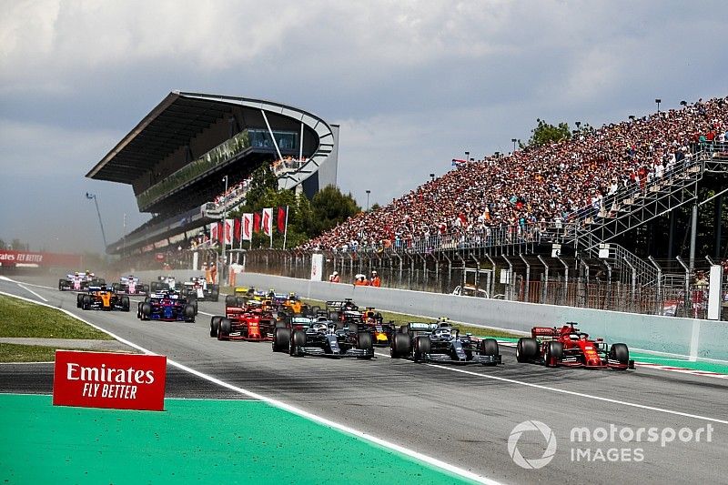 Lewis Hamilton, Mercedes AMG F1 W10, Valtteri Bottas, Mercedes AMG W10, and Sebastian Vettel, Ferrari SF90, en la salida