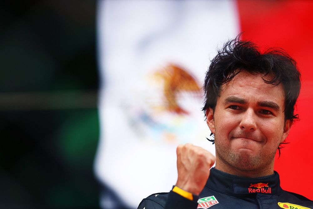Podio: El ganador Sergio Pérez, Red Bull Racing