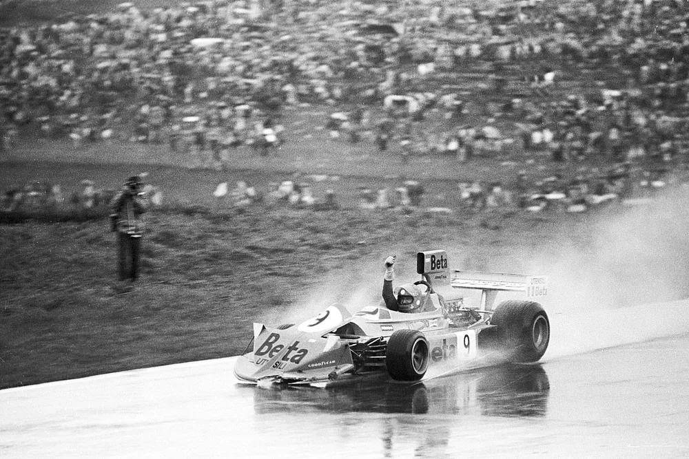 Vittorio Brambilla , March 751 Ford celebra su primera posici&oacute;n y su primera victoria en un Gran Premio