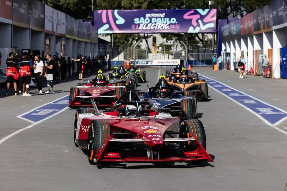 Sacha Fenestraz, Nissan Formula E Team, Nissan e-4ORCE 04, Jehan Daruvala, Maserati MSG Racing, Maserati Tipo Folgore, Oliver Rowland, Nissan Formula E Team, Nissan e-4ORCE 04, out of the pit lane