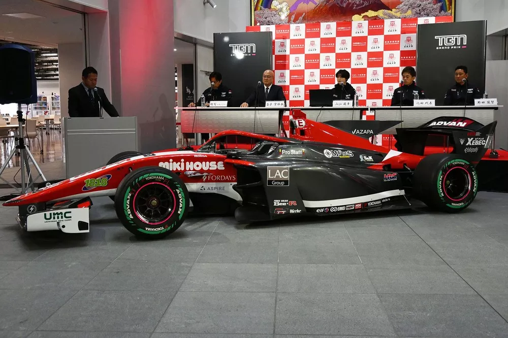 注目の女性ドライバーJujuのスーパーフォーミュラ車両カラーリングが
