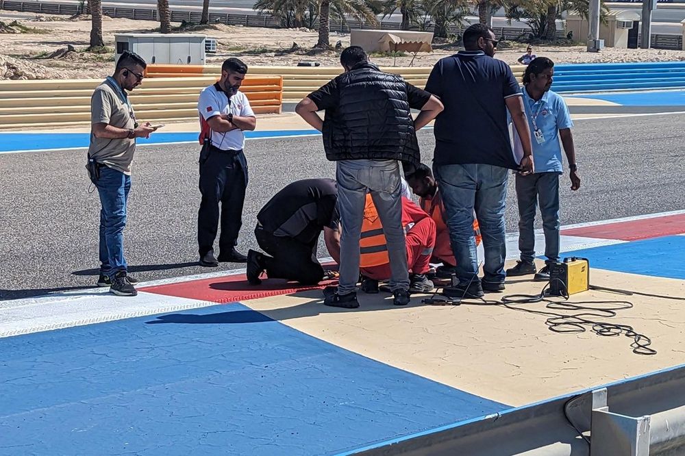Reparaciones del piano en el circuito de Sakhir, en Bahrein