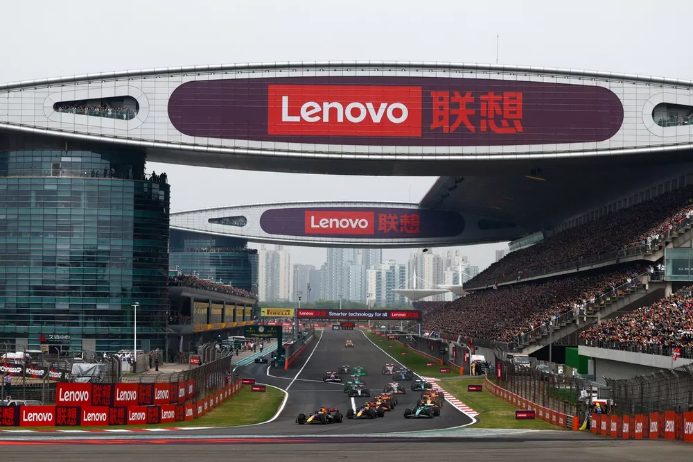 Max Verstappen, Red Bull Racing RB20, leads Sergio Perez, Red Bull Racing RB20, Fernando Alonso, Aston Martin AMR24, Lando Norris, McLaren MCL38, Oscar Piastri, McLaren MCL38, and the rest of the field at the start