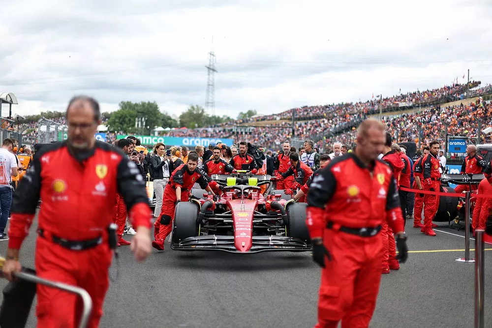 Carlos Sainz, Ferrari F1-75, llega a la parrilla