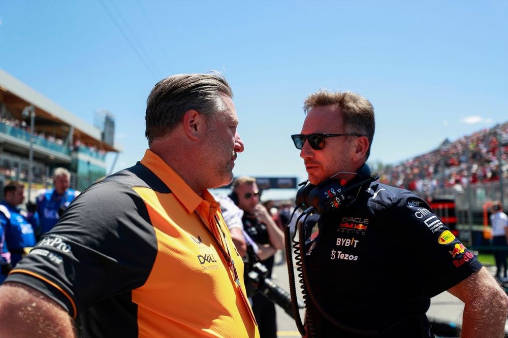 Zak Brown, director general de McLaren Racing, conversa con Christian Horner, director del equipo Red Bull Racing, en la parrilla de salida