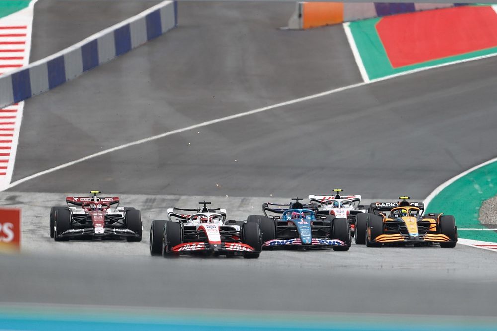 Kevin Magnussen, Haas VF-22, Fernando Alonso, Alpine A522, Lando Norris, McLaren MCL36