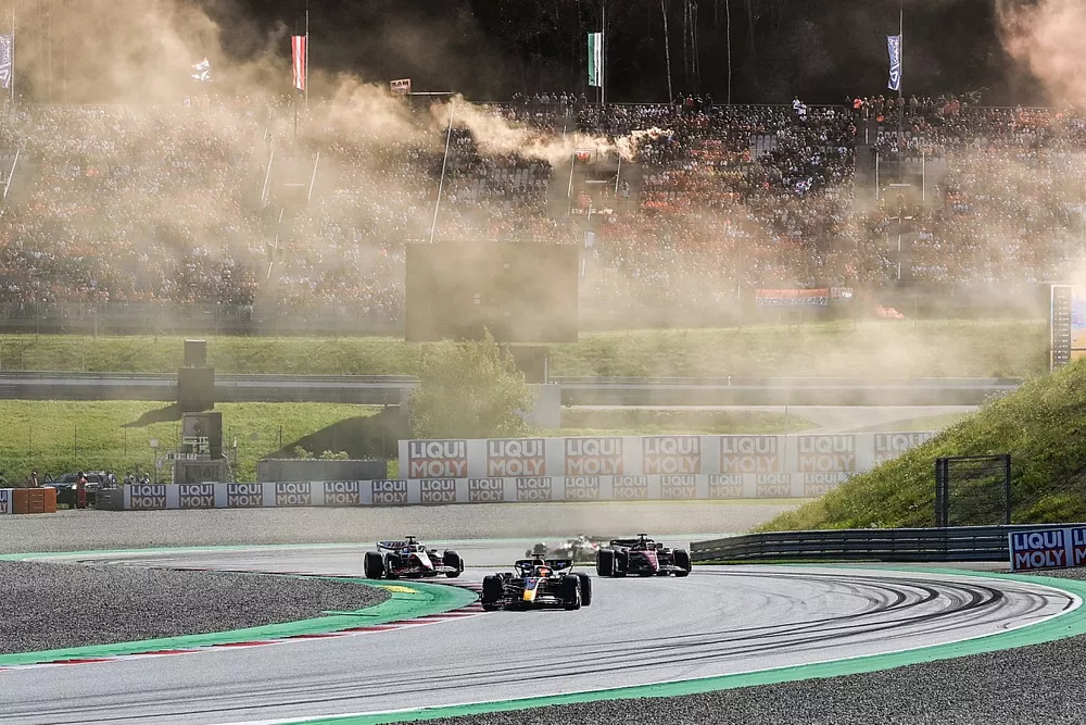 Max Verstappen, Red Bull Racing RB18, Charles Leclerc, Ferrari F1-75, Kevin Magnussen, Haas VF22