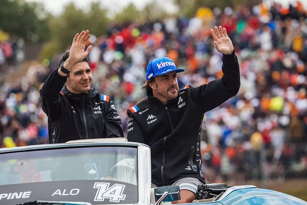 Esteban Ocon, Alpine F1 Team y su compa&ntilde;ero Fernando Alonso, Alpine F1 Team en el desfile de pilotos