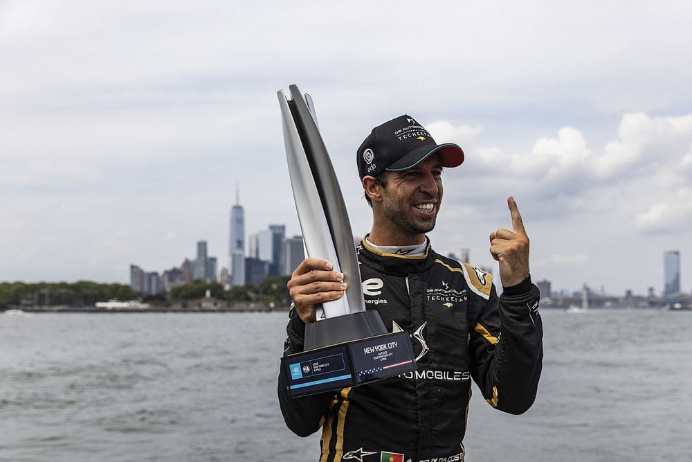 Antonio Felix da Costa, DS Techeetah, 1ª posición, celebra con su trofeo