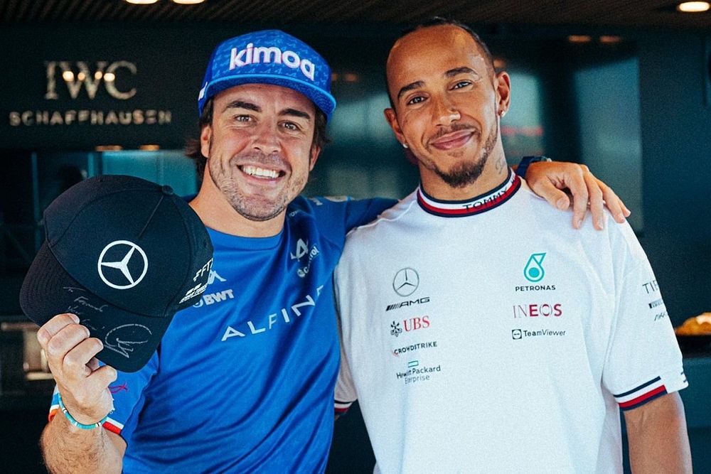 Alonso y Hamilton con la gorra de Mercedes