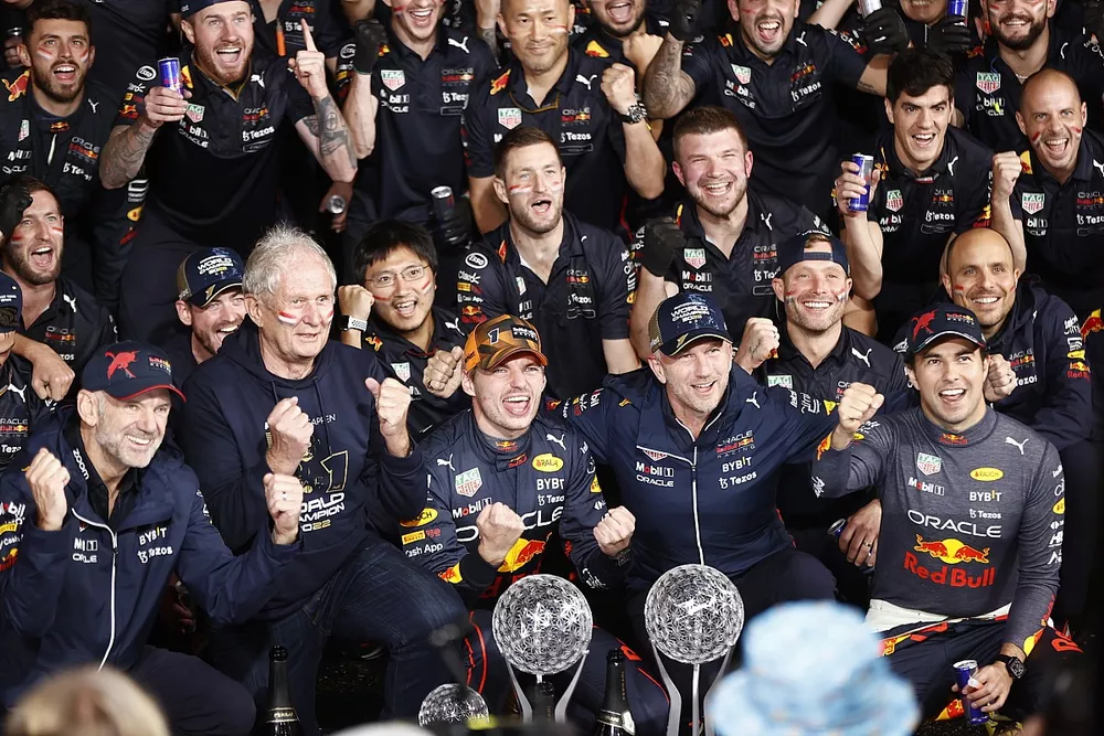 Adrian Newey, director t&eacute;cnico de Red Bull Racing, Helmut Marko, asesor de Red Bull Racing, Max Verstappen, Red Bull Racing, Christian Horner, director del equipo, Red Bull Racing, Sergio P&eacute;rez, Red Bull Racing, celebrando la victoria y el mundial