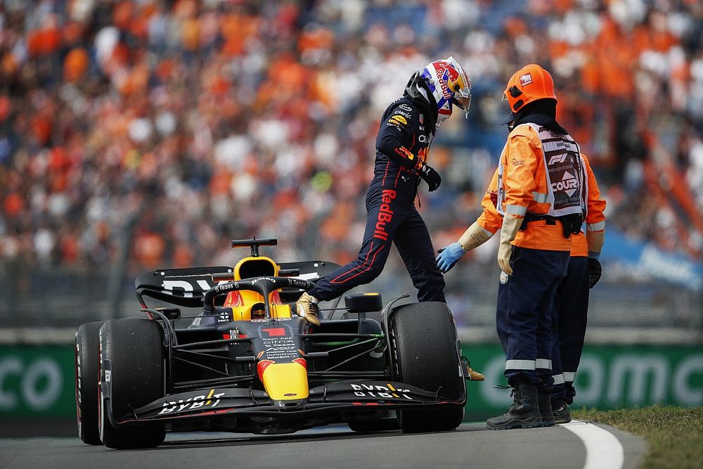Max Verstappen, Red Bull Racing RB18, se baja de su coche tras detenerse en el circuito