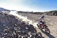 Laia Sanz resiste tras una dura caída en la segunda etapa