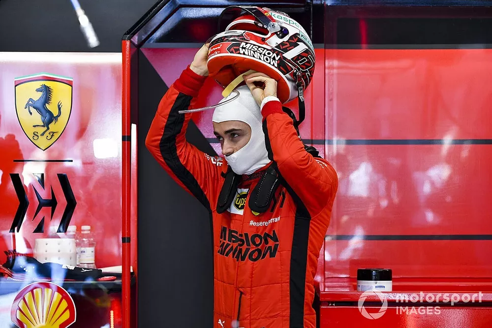 Charles Leclerc, Ferrari, dans son stand