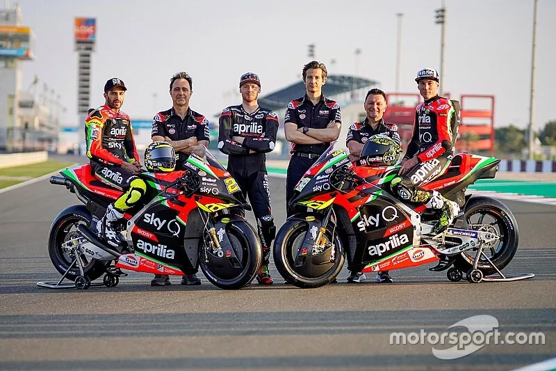 Andrea Iannone, Aleix Espargaro, Bradley Smith, Aprilia Racing Team Gresini avec les membres d'&eacute;quipe