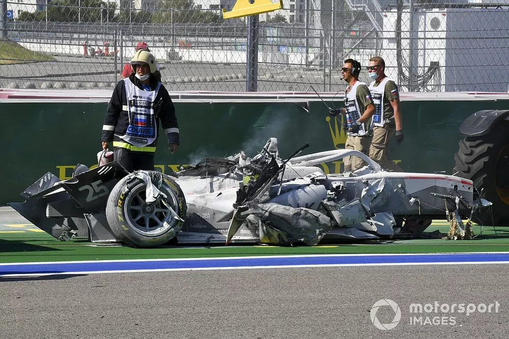 Comisarios con el coche accidentado de Luca Ghiotto, Hitech Grand Prix tras el toque con Jack Aitken, Campos Racing