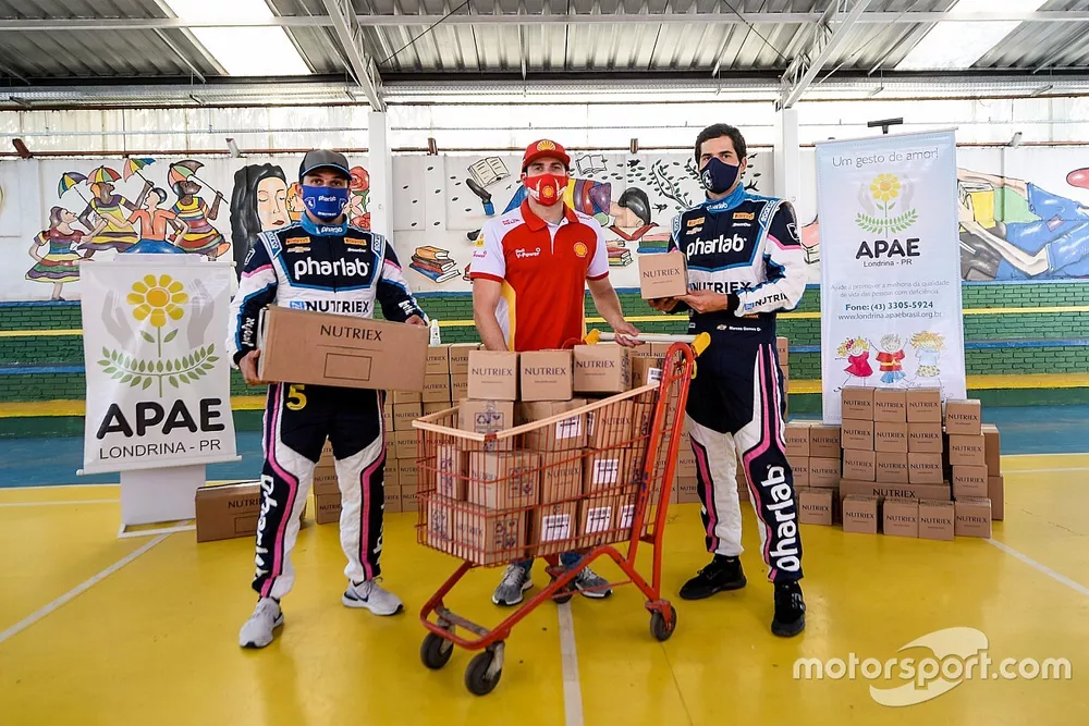 Primeira entrega do Milh&atilde;o Solid&aacute;rio da Stock Car em Londrina (PR)