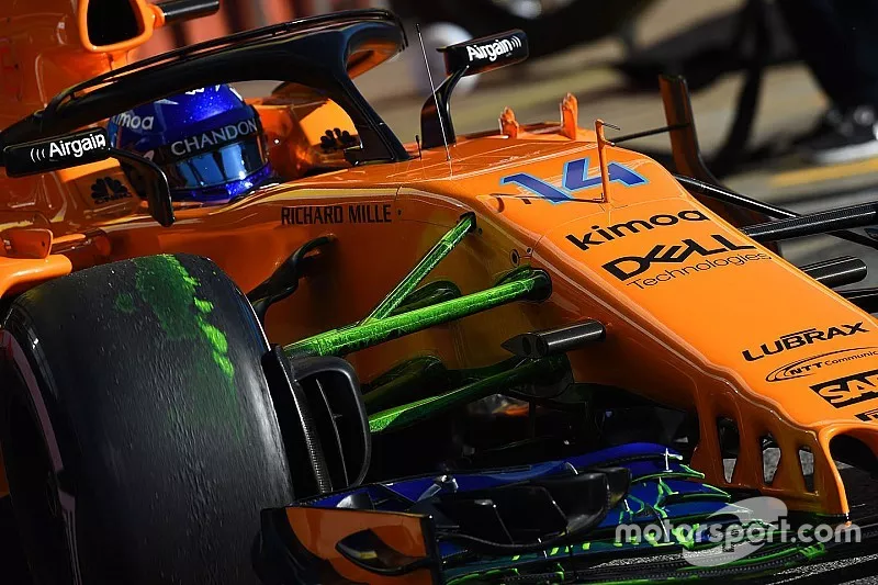 Fernando Alonso, McLaren MCL33 con pintura en la suspensi&oacute;n delantera.