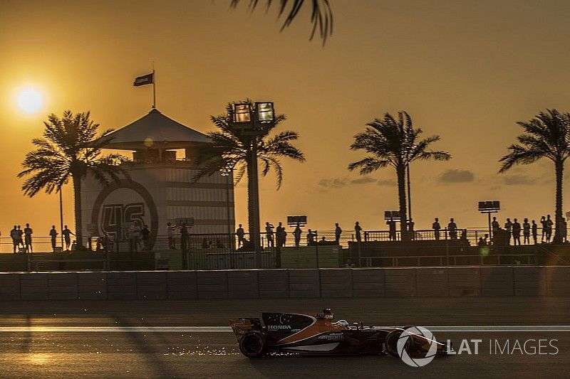 Fernando Alonso, McLaren MCL32 sacando chispas