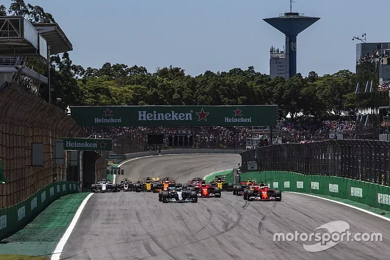 Valtteri Bottas, Mercedes-Benz F1 W08 et Sebastian Vettel, Ferrari SF70H en lutte au d&eacute;part
