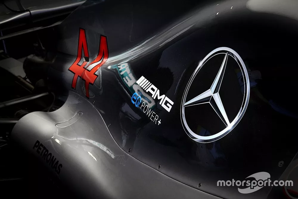 Un capot moteur de la monoplace de Lewis Hamilton, Mercedes AMG F1 W09, sur lequel apparaît le logo AMG Mercedes