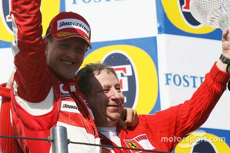 Podium: le vainqueur de la course Michael Schumacher avec Jean Todt