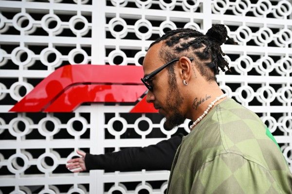 F1 - Schumacher: 'Ferrari deve pagar multa e rescindir contrato de Hamilton'