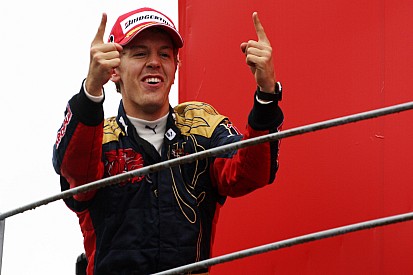 Videón, ahogy 10 éve Vettel megszerezte az első futamgyőzelmét Monzában