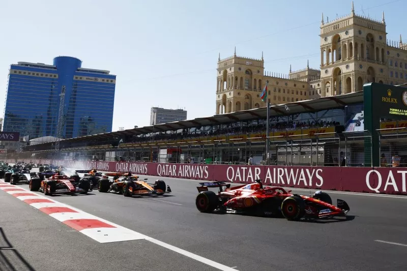 Lewis Hamilton, Mercedes F1 W14, Max Verstappen, Red Bull Racing RB19, Fernando Alonso, Aston Martin AMR23