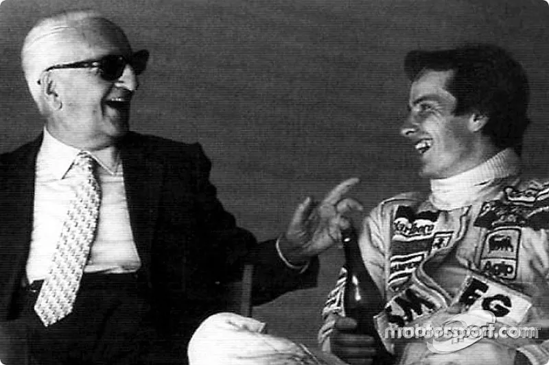 Enzo Ferrari et son fils spirituel Gilles Villeneuve partagent une bouteille de Lambrusco après une séance d'essais
