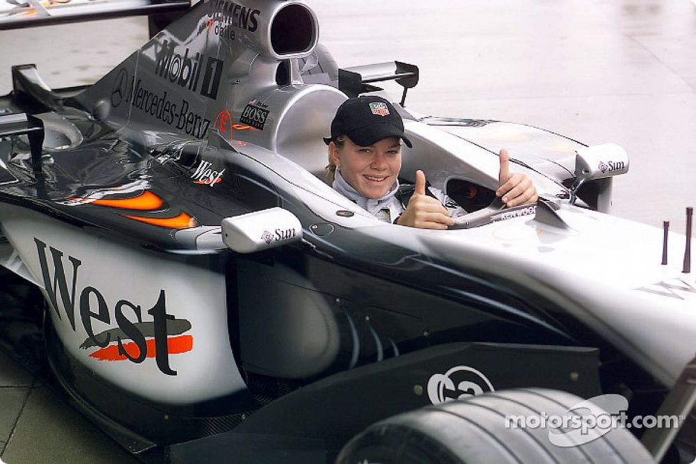 La piloto de la IRL, Sarah Fisher dio una vuelta de demostraci&oacute;n en el West McLaren Mercedes