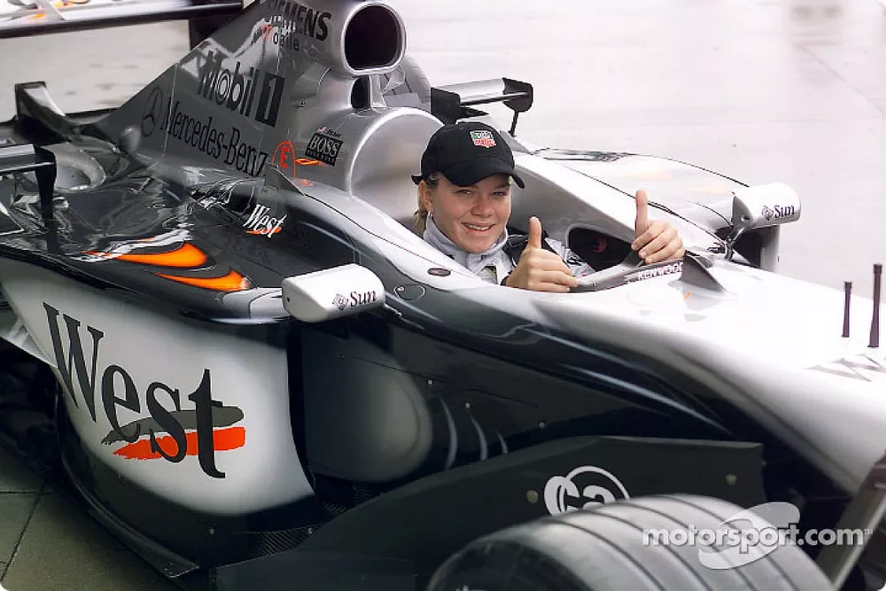 La piloto de la IRL, Sarah Fisher dio una vuelta de demostraci&oacute;n en el West McLaren Mercedes