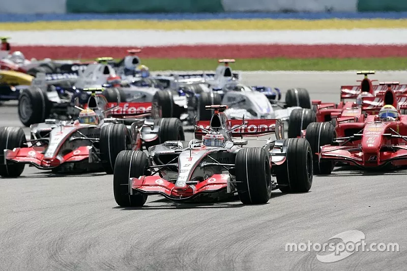 D&eacute;part: Fernando Alonso, McLaren Mercedes, MP4-22, m&egrave;ne le peloton