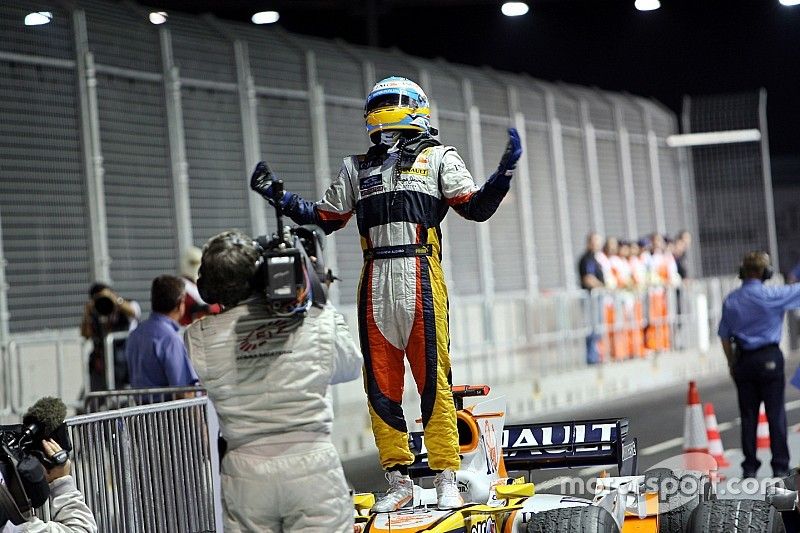 Ganador de la carrera Fernando Alonso celebra