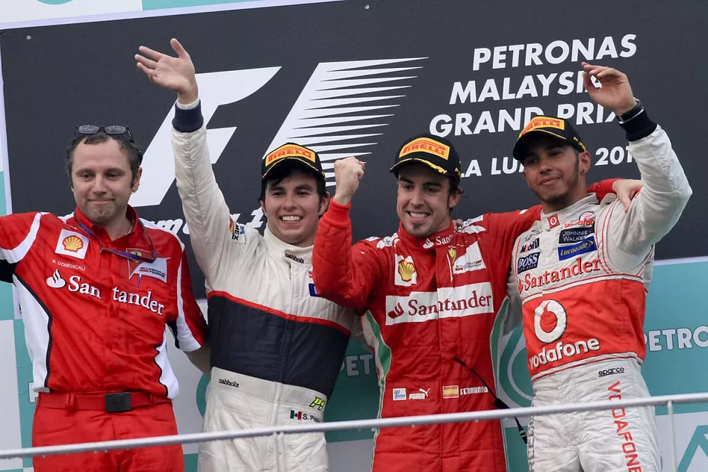 Podio: ganador de la carrera Fernando Alonso, Scuderia Ferrari, segundo lugar Sergio P&eacute;rez, Sauber F