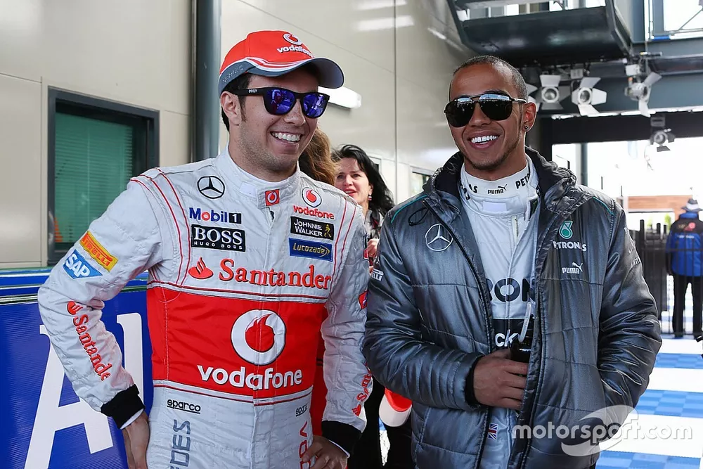 (Da esquerda para direita): Sergio Perez, McLaren, com Lewis Hamilton, Mercedes AMG F1