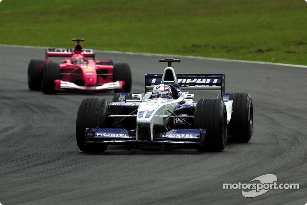 Juan Pablo Montoya al frente de Michael Schumacher