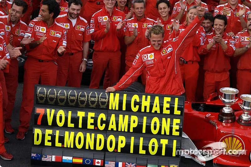 Michael Schumacher celebra 7 º Campeonato del mundo con los miembros del equipo Ferrari